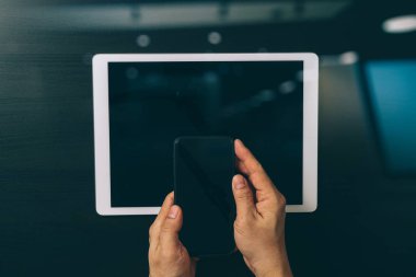 Siber güvenlik kavramı Internet ve ağ. İşadamı el 
