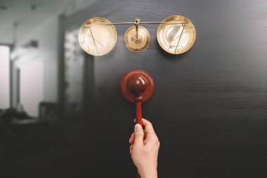 Adalet ve hukuk kavramı. En iyi erkek yargıç görünümünü el bir courtro