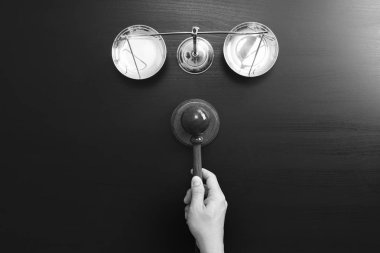 Adalet ve hukuk kavramı. En iyi erkek yargıç görünümünü el bir courtro