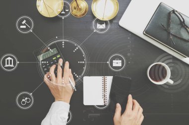 Adalet ve hukuk concept.businessman veya avukat veya muhasebeci çalışma