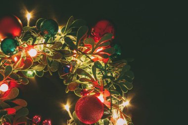 Tebrik sezon kavramı. Dekoratif ışık o ile Noel çelenk