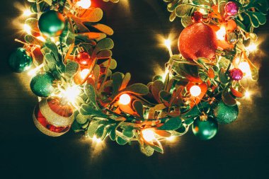 Tebrik sezon kavramı. Dekoratif ışık o ile Noel çelenk