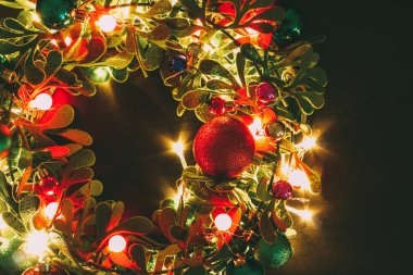 Tebrik sezon kavramı. Dekoratif ışık o ile Noel çelenk