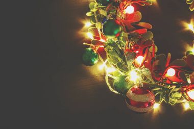 Tebrik sezon kavramı. Dekoratif ışık o ile Noel çelenk