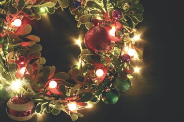 Tebrik sezon kavramı. Dekoratif ışık o ile Noel çelenk