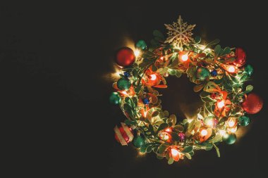 Tebrik sezon kavramı. Dekoratif ışık o ile Noel çelenk