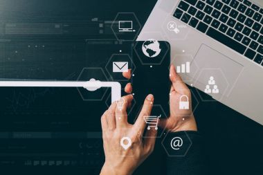 Siber güvenlik kavramı Internet ve ağ. İşadamı el 