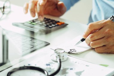 Sağlık masrafları ve ücretleri kavramı. Bir ca akıllı doktor el kullanılan