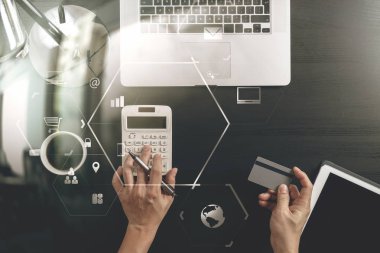 Internet alışveriş kavramı. Üstten Görünüm el hesaplaması ile çalışma
