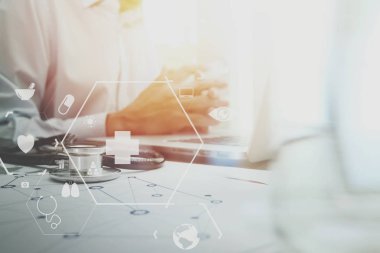 tıbbi doktor stetoskop ve laptop çalışma akıllı ve kazmak