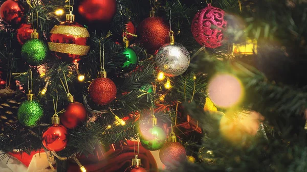 Hälsning säsong concept.close upp av ornament på en jul tre — Stockfoto
