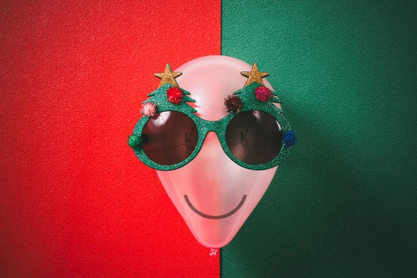 Gafas de Navidad que adornan con árbol de Navidad en el aire bol — Foto de Stock