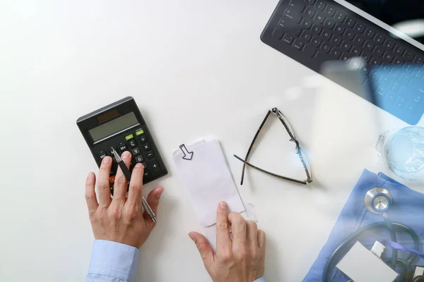 Vista superior del concepto de costos y tarifas de atención médica.Mano de doct inteligente — Foto de Stock