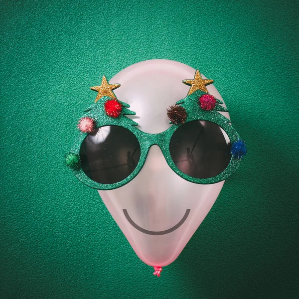 Kerst brillen die decoratie met kerstboom op lucht bol — Stockfoto