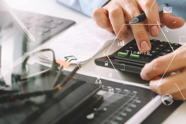 Zakenman hand werken met Financiën over kosten en calculator — Stockfoto