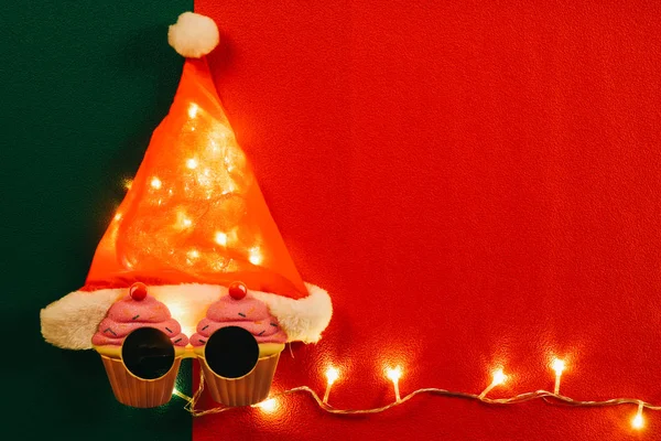 Conceito de estação de saudação.Chapéu de Papai Noel com luz de estrela e chalé — Fotografia de Stock