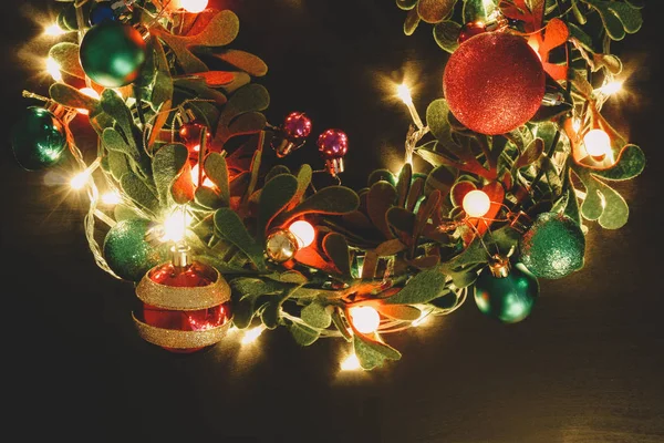 Groet seizoen concept. De kroon van Kerstmis met decoratieve licht o — Stockfoto