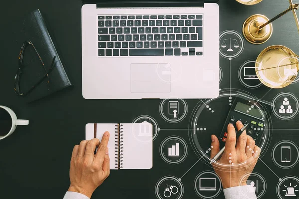 Adalet ve hukuk concept.businessman veya avukat veya muhasebeci çalışma