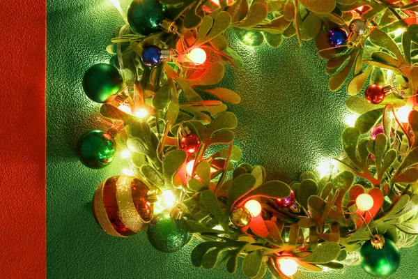 Concepto de temporada de saludos. Corona de Navidad con luz decorativa o — Foto de Stock