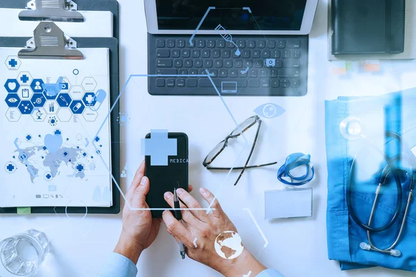 Blick von oben auf den smarten Arzt, der mit Mobiltelefon und l arbeitet — Stockfoto