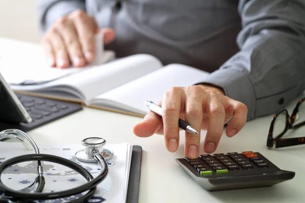 Gesundheitskosten und Honorarkonzept. Hand des smarten Arztes verwendet eine ca. — Stockfoto