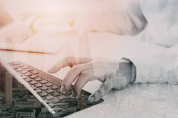 Primer plano del hombre de negocios tecleo teclado con ordenador portátil y —  Fotos de Stock