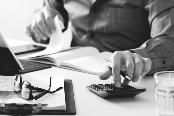 Zakenman hand werken met Financiën over kosten en calculator — Stockfoto