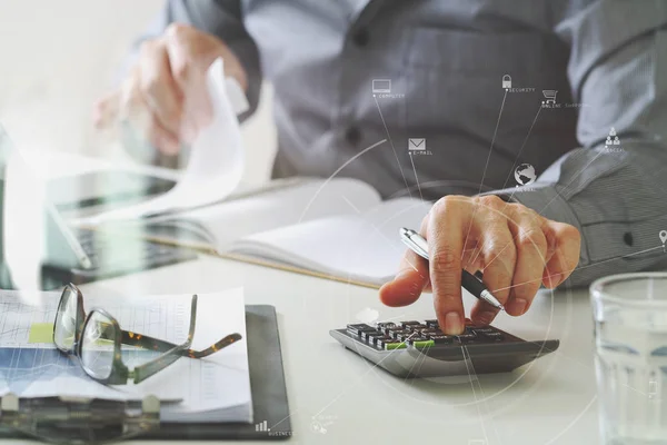 Zakenman hand werken met Financiën over kosten en calculator — Stockfoto