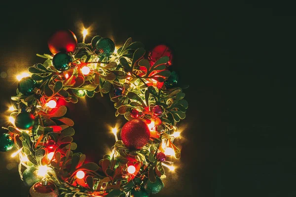 Groet seizoen concept. De kroon van Kerstmis met decoratieve licht o — Stockfoto