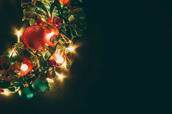 Tebrik sezon kavramı. Dekoratif ışık o ile Noel çelenk