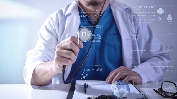 Concepto de tecnología médica, médico inteligente mano trabajando con moderno — Foto de Stock