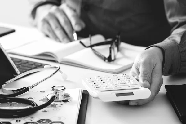 Custos de cuidados de saúde e taxas concept.Hand de médico inteligente usado um ca — Fotografia de Stock