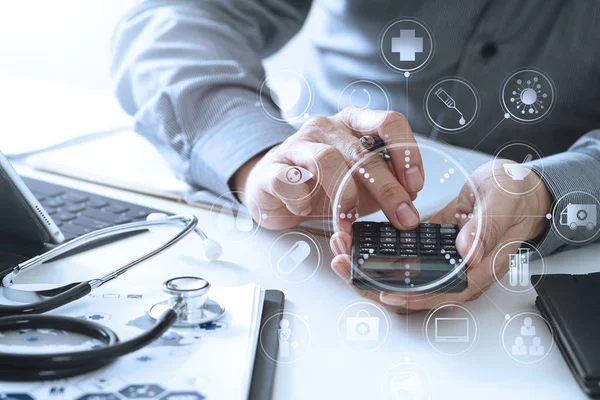 Gesundheitskosten und Honorarkonzept. Hand des smarten Arztes verwendet eine ca. — Stockfoto