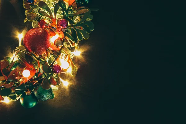 Groet seizoen concept. De kroon van Kerstmis met decoratieve licht o — Stockfoto