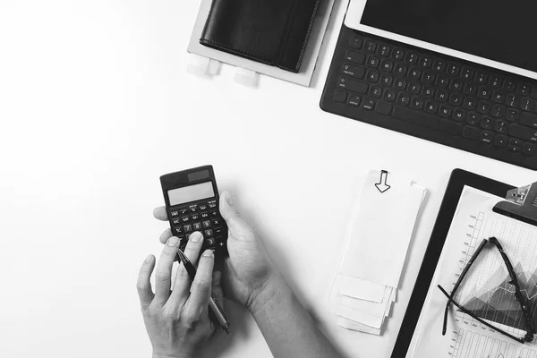 Weergave van zakenman hand werken met Financiën over kosten bovenaan een — Stockfoto