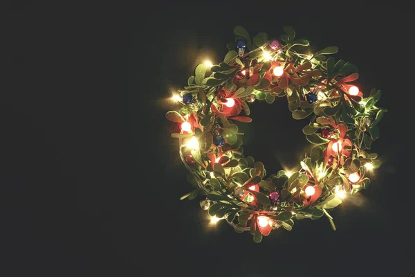 Concepto de temporada de saludos. Corona de Navidad con luz decorativa o — Foto de Stock