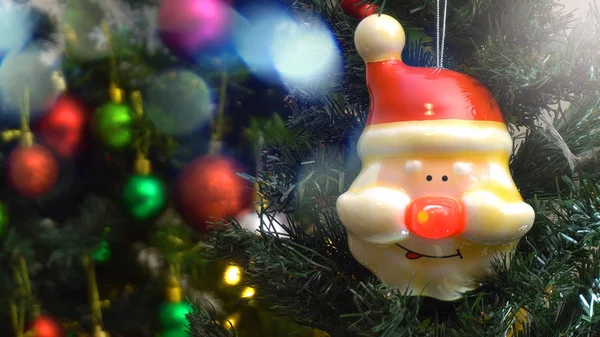 Gruß-Saison-Konzept. Nahaufnahme von Ornamenten auf einem Weihnachtsbaum — Stockfoto