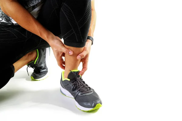 Бігун спортсмен тримає щиколотку в болю з розбитим скрученим суглобом — стокове фото