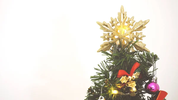 Концепція вітання сезону. крупним планом прикраси на різдвяній ялинці — стокове фото