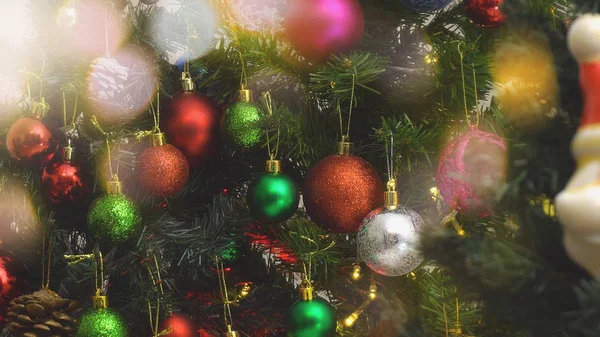 Greeting Season concept.close de ornamentos em um tre de Natal — Fotografia de Stock