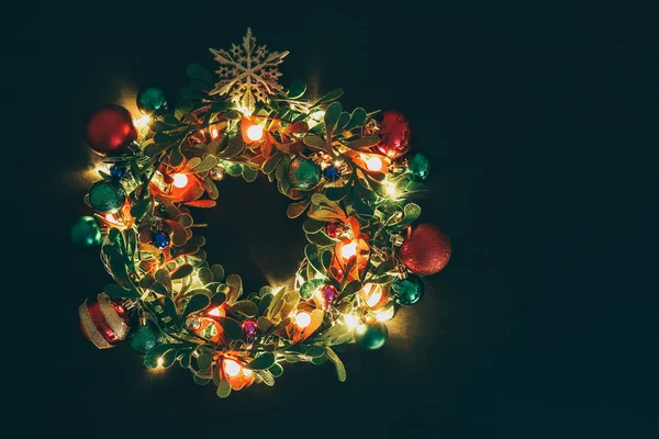 Groet seizoen concept. De kroon van Kerstmis met decoratieve licht o — Stockfoto