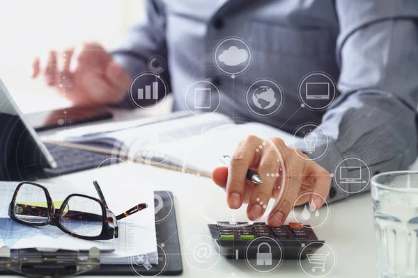 Zakenman hand werken met Financiën over kosten en calculator — Stockfoto