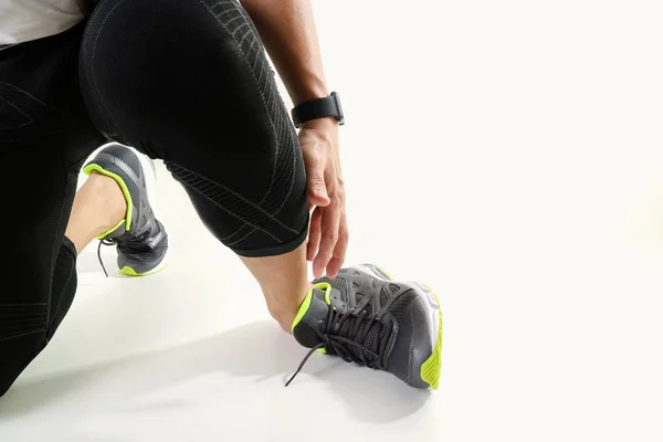 Pelari olahragawan memegang pergelangan kaki kesakitan dengan Patah bengkok bersama — Stok Foto
