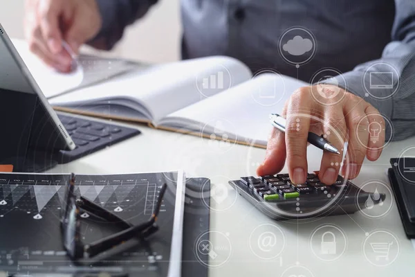 Affärsman hand arbetar med finanser om kostnads- och kalkylator — Stockfoto