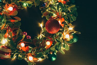 Tebrik sezon kavramı. Dekoratif ışık o ile Noel çelenk