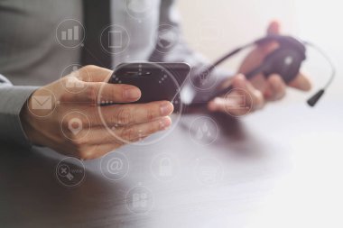 işadamı kavramı ile cep telefonu VoIP kulaklık kullanarak com