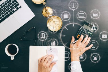 Adalet ve hukuk concept.businessman veya avukat veya muhasebeci çalışma