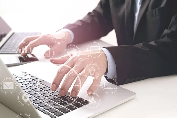 Hände des Geschäftsmannes tippen auf Laptop in modernem Büro mit smar — Stockfoto