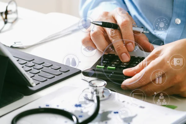 Gesundheitskosten und Honorarkonzept. Hand des smarten Arztes verwendet eine ca. — Stockfoto