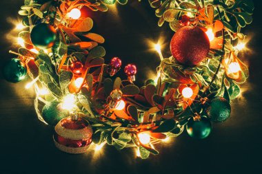 Tebrik sezon kavramı. Dekoratif ışık o ile Noel çelenk